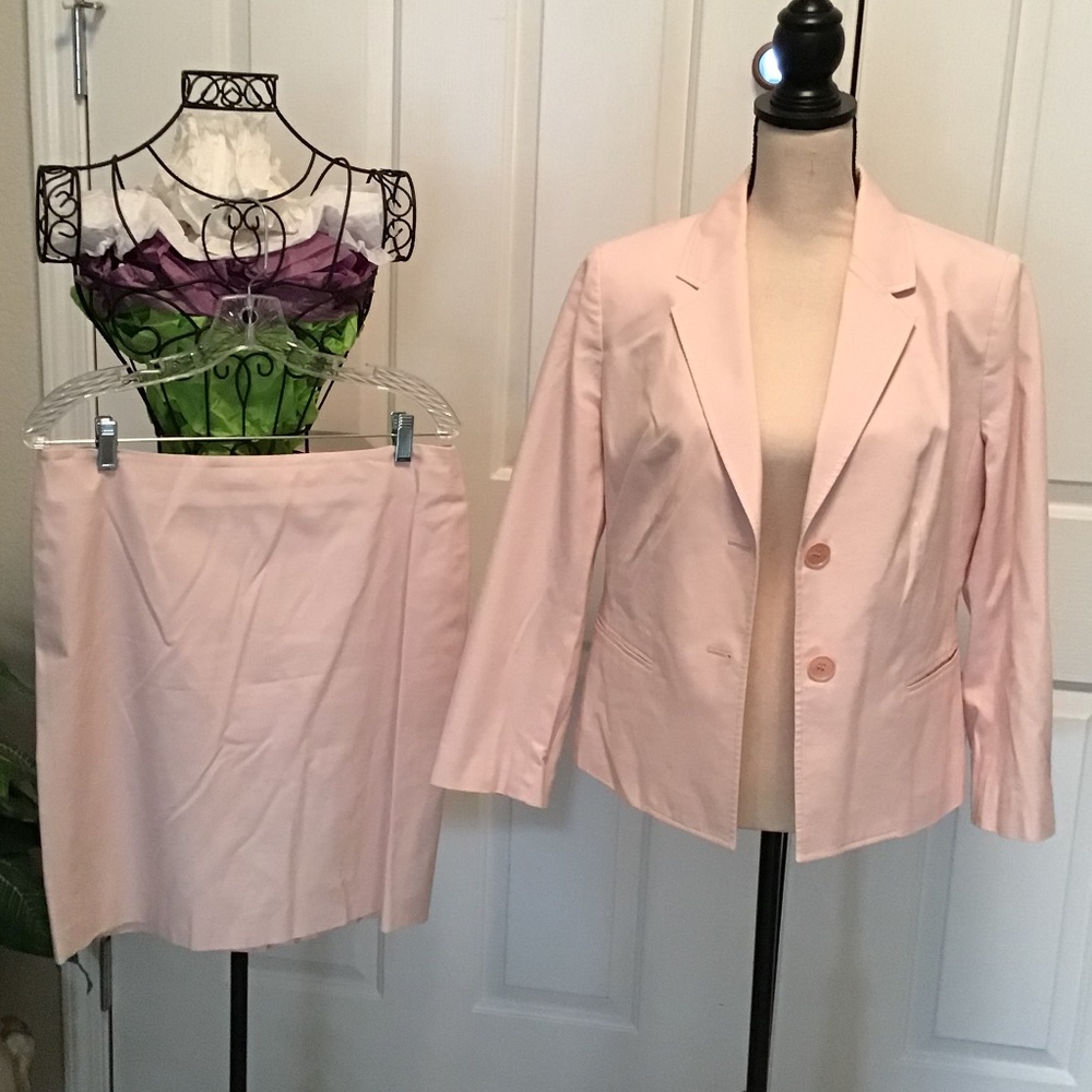 Skirt suit